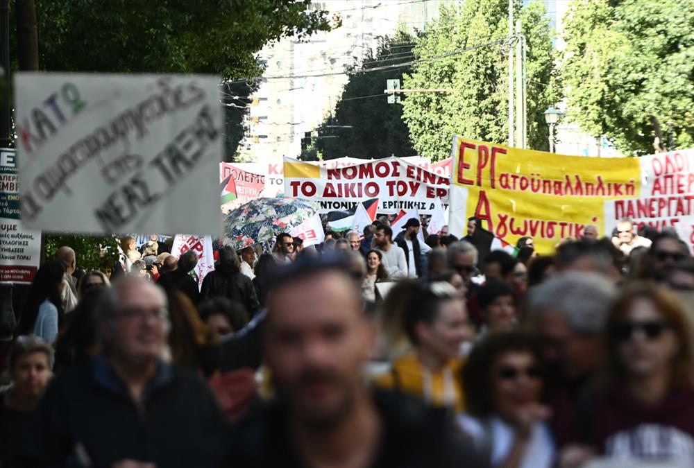 Κοσμοσυρροή στην πλατεία Συντάγματος - Εκατοντάδες εργαζόμενοι πορεύτηκαν ζητώντας καλύτερους μισθούς