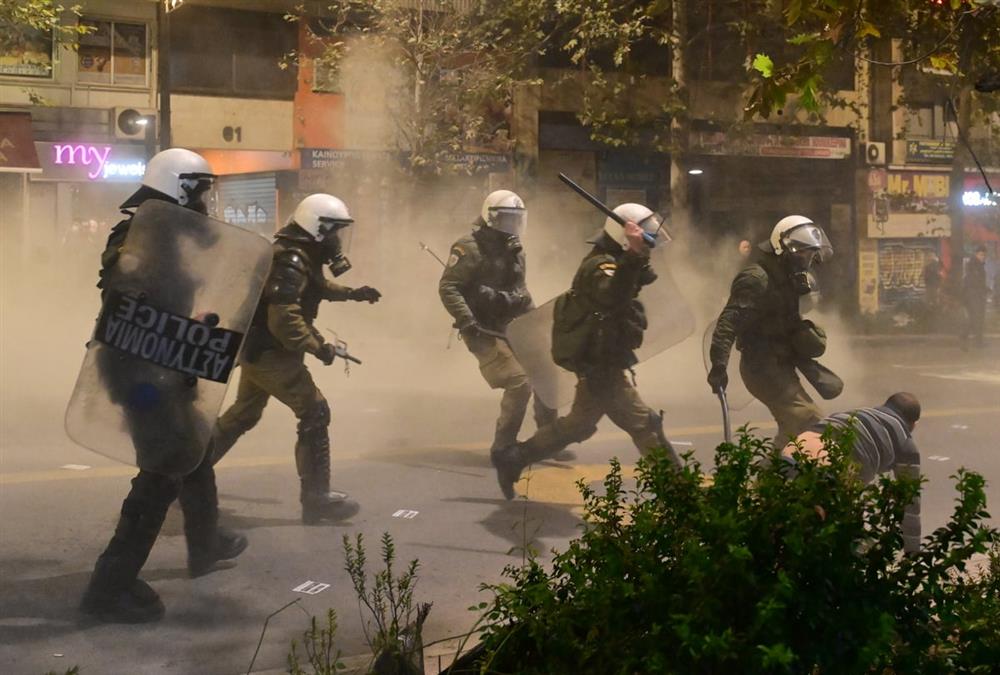 Όργιο αστυνομικής βίας σε άλλη μια πορεία για τον Αλέξη - Κι όμως, κόσμος έσπασε τον αποκλεισμό και τραγούδησε στο μνημείο