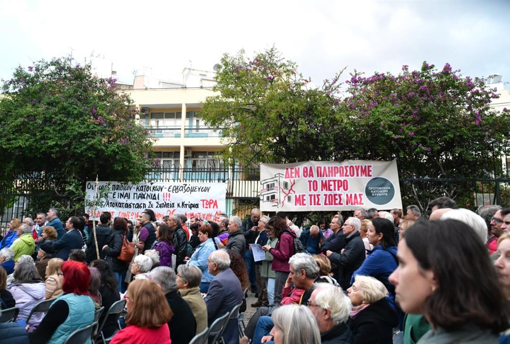«Δεν θα πληρώσουμε το μετρό με τις ζωές μας»: Μεγάλη συγκέντρωση στην Κυψέλη για τις ρωγμές στα σπίτια
