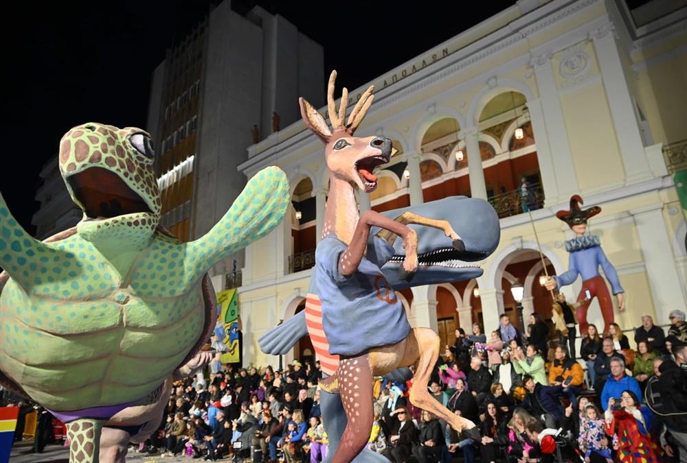 ΟΠΕΚΕΜΠΕΕ, λειψυδρία και ο «τζάμπας που πέθανε»: Εικόνες από φετινό Πατρινό Καρναβάλι