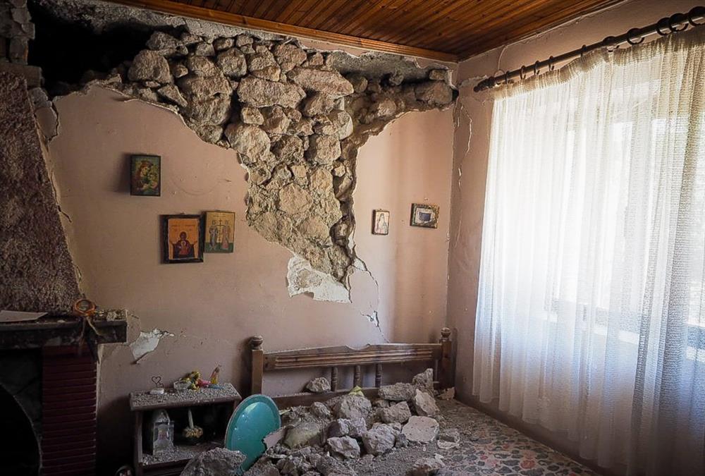 Οι κάτοικοι μετρούν τις πληγές τους μετά τον «χορό» των Ρίχτερ στην Εύβοια - Ζημιές σε σπίτια και απόγνωση