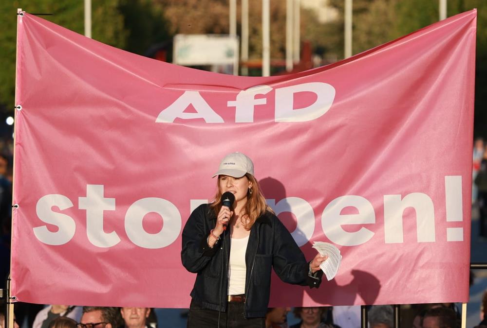 «Σταματήστε το AfD»: Χιλιάδες διαδηλωτές στους δρόμους του Βερολίνου κατά της νίκης της ακροδεξιάς