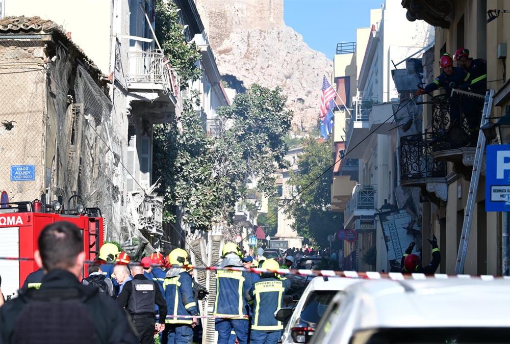 Ισχυρή έκρηξη στην Πλάκα: Κατέρρευσε και τυλίχτηκε στις φλόγες κτίριο στη Λυσικράτους