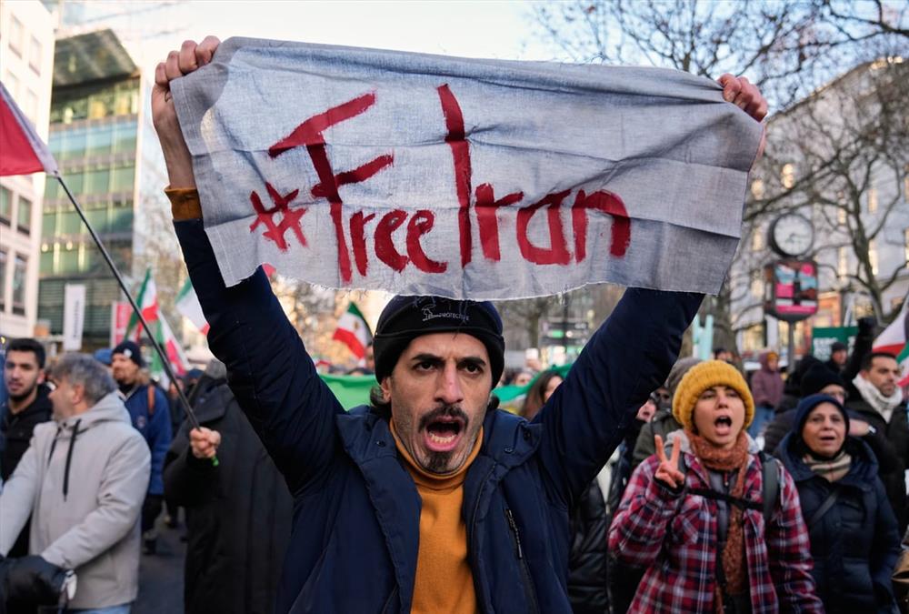 Στο πλευρό του ιρανικού λαού διαδηλωτές από όλο τον κόσμο - Συνεχίζεται η εκατόμβη νεκρών στην Τεχεράνη