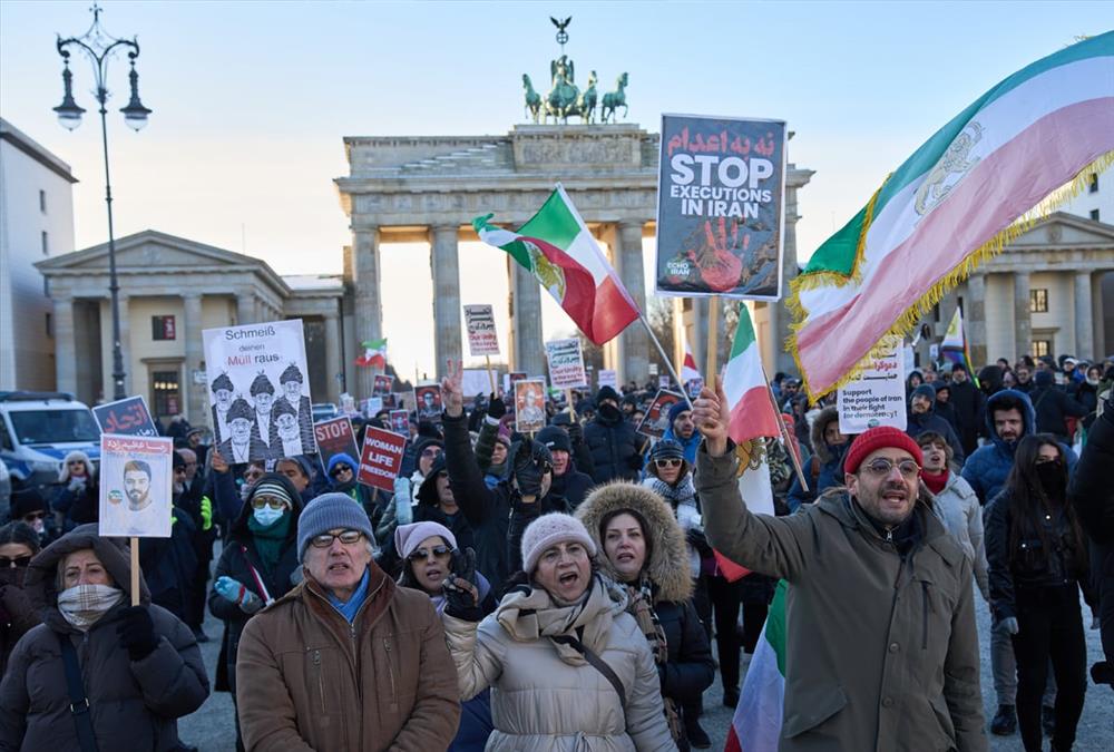Στο πλευρό του ιρανικού λαού διαδηλωτές από όλο τον κόσμο - Συνεχίζεται η εκατόμβη νεκρών στην Τεχεράνη