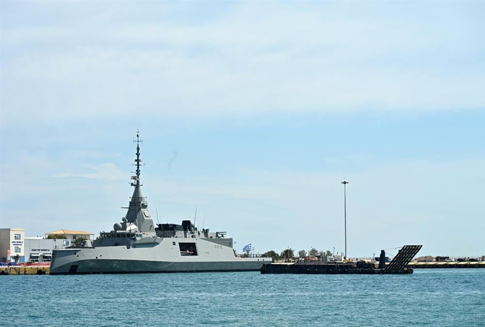 Για πρώτη φορά στο λιμάνι του Πειραιά η φρεγάτα «Κίμων» - Καρέ καρέ η άφιξή της