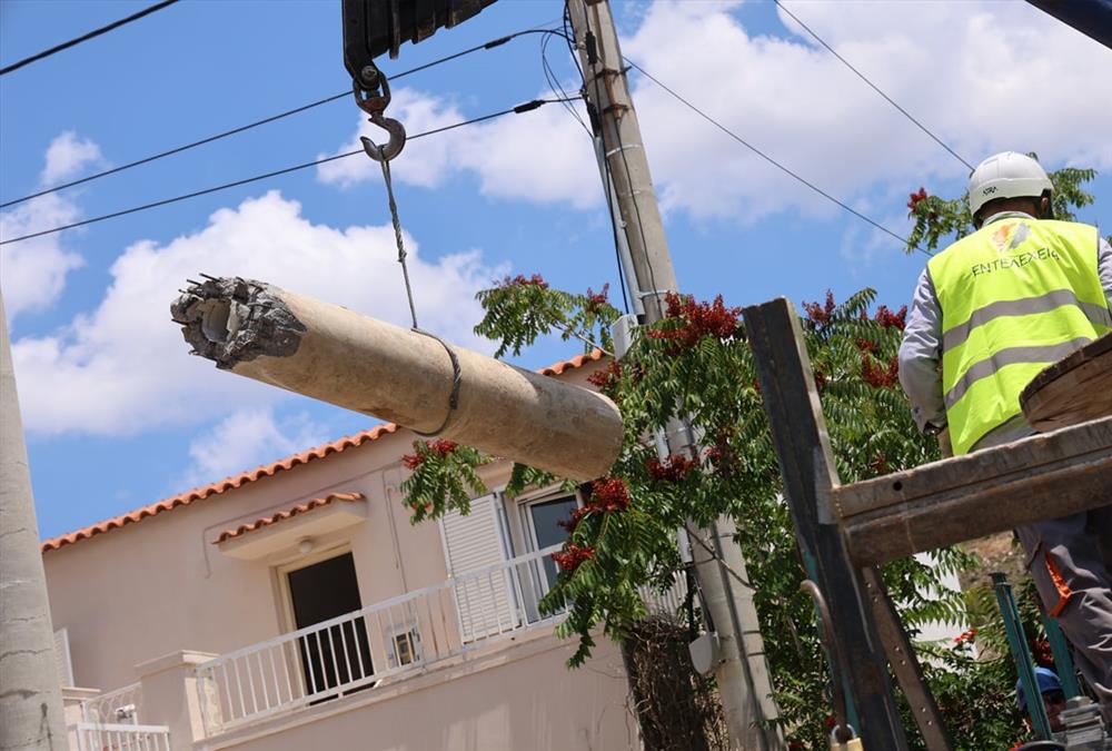 Απίστευτες εικόνες στην Ηλιούπολη - Φορτηγό έπεσε σε κολώνα, καταπλάκωσε τέσσερα ΙΧ, έσπασε εισόδους