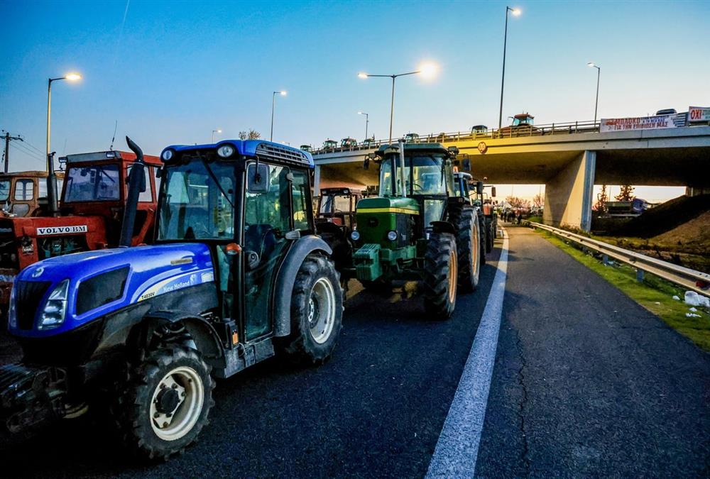 Ενισχυμένα και δυναμικά τα αγροτικά μπλόκα: Αποφασισμένοι οι αγρότες σε όλη τη χώρα