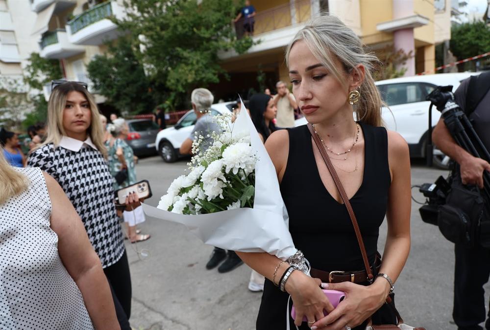 Λαοθάλασσα, τραγούδια, κλάματα και λουλούδια στη λαϊκή αγρυπνία για τον Γιώργο Μαζωνάκη στη Νίκαια
