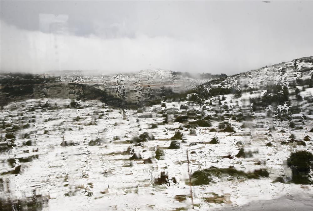 Μοναδικές εικόνες στη χιονισμένη Πάρνηθα - Μάιος που θυμίζει χειμώνα