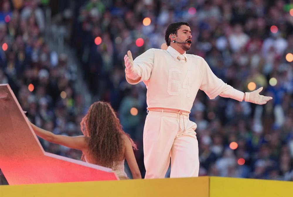 Bad Bunny στο Super Bowl LX: Latin ρυθμοί, πολιτικά μηνύματα και φόρος τιμής στη λατινοαμερικανική ταυτότητα