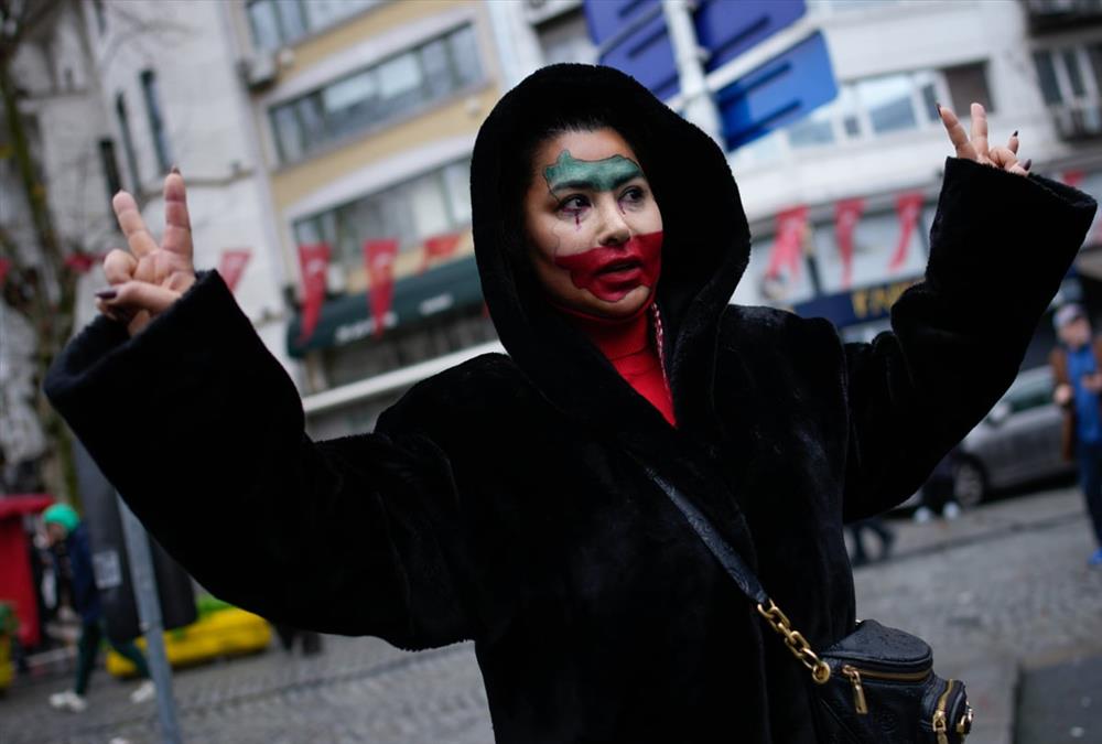 Στο πλευρό του ιρανικού λαού διαδηλωτές από όλο τον κόσμο - Συνεχίζεται η εκατόμβη νεκρών στην Τεχεράνη