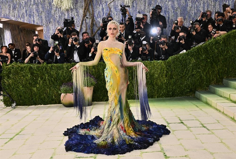 Met Gala 2026: Λάμψη, προκλήσεις και εντυπωσιακές επιστροφές στο κόκκινο χαλί