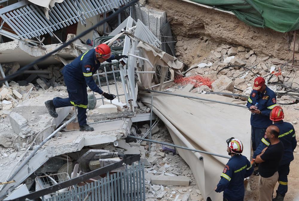 Κατάρρευση πολυκατοικίας στα Πετράλωνα: Εικόνες απόλυτης καταστροφής - Άμορφη μάζα το 4ώροφο κτίριο