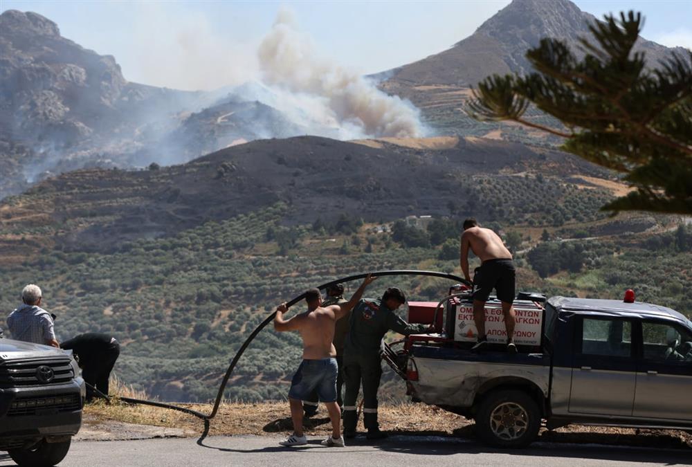 Δύσκολες ώρες στο Ρέθυμνο από τη μεγάλη φωτιά: Τραυματίστηκε ηλικιωμένος, αδύνατες οι ρίψεις νερού