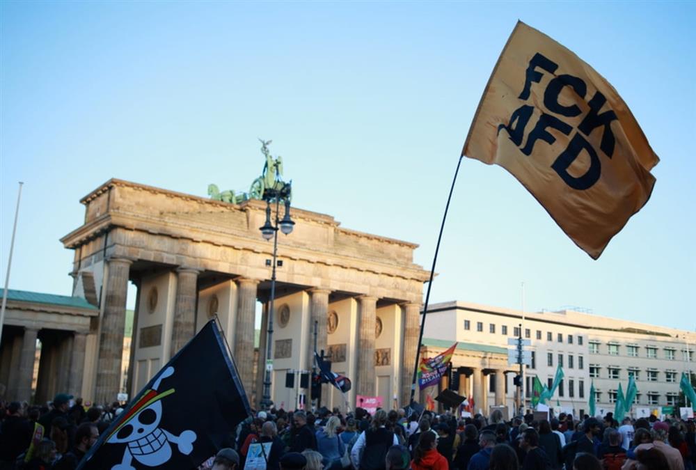 «Σταματήστε το AfD»: Χιλιάδες διαδηλωτές στους δρόμους του Βερολίνου κατά της νίκης της ακροδεξιάς