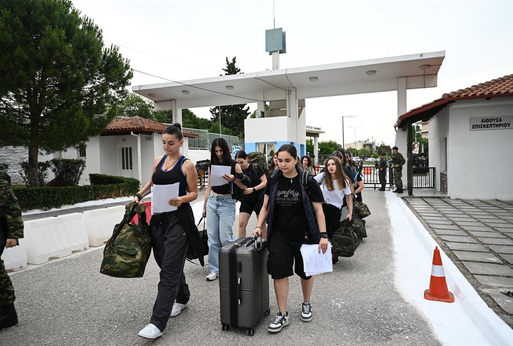 Ιστορική ημέρα για τις Ένοπλες Δυνάμεις: Παρουσιάστηκαν οι πρώτες γυναίκες που θα υπηρετήσουν στον ελληνικό στρατό