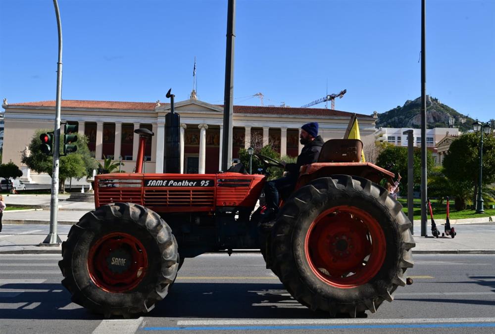 Αποχώρησαν με κόρνες και επευφημίες οι αγρότες με τα τρακτέρ από το Σύνταγμα