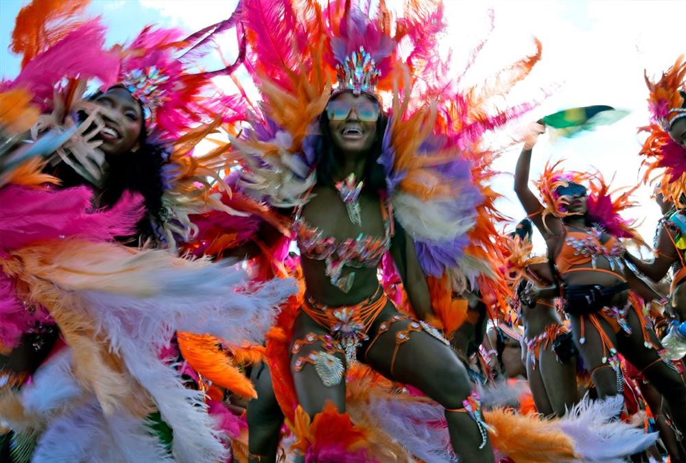 Η παρέλαση του καρναβαλιού της Καραϊβικής ξαναζωντανεύει μετά από δύο χρόνια πανδημίας – Εντυπωσιακές εικόνες