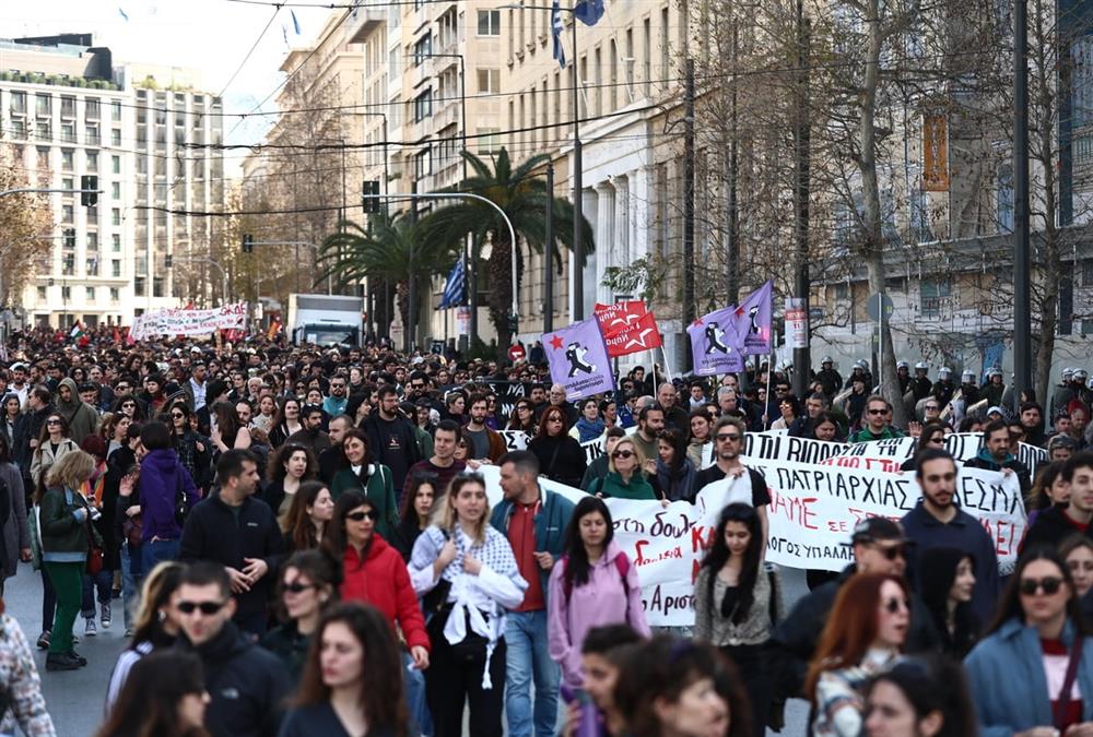 Ημέρα Γυναίκας: «Πενθούμε τις νεκρές μας, αλλά δεν σωπαίνουμε» - Μεγάλη συγκέντρωση στην Αθήνα
