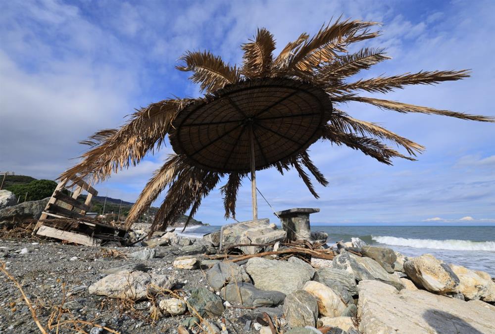 Εικόνες καταστροφής στον Αγιόκαμπο Λάρισας από την κακοκαιρία - Θάλασσα και στεριά έγιναν ένα