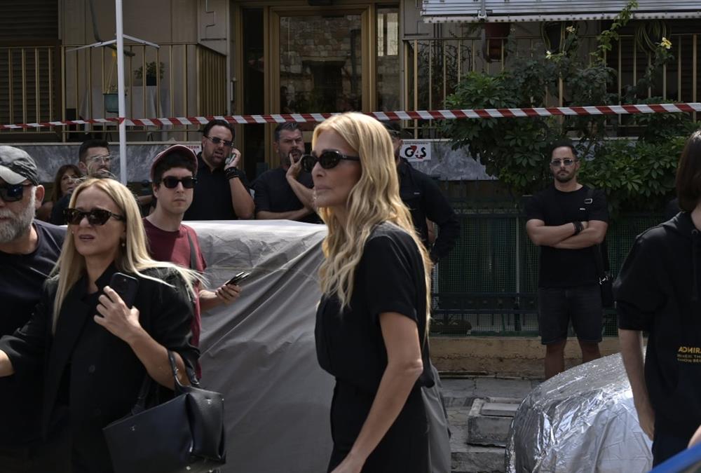 Βαθιά θλίψη στο τελευταίο αντίο στον Γιώργο Μαζωνάκη