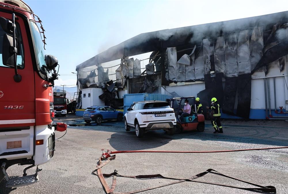 Φωτιά σε επιχείρηση στον Ασπρόπυργο: Εικόνες καταστροφής