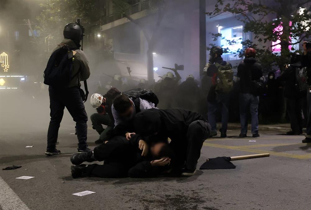 Όργιο αστυνομικής βίας σε άλλη μια πορεία για τον Αλέξη - Κι όμως, κόσμος έσπασε τον αποκλεισμό και τραγούδησε στο μνημείο