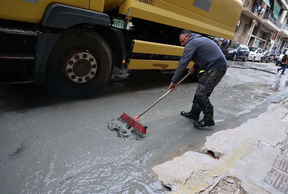Κυψέλη: Γέμισε ο δρόμος με υγρό τσιμέντο – Πρωτοφανείς εικόνες