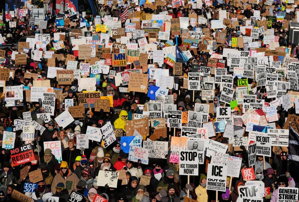 «Μισθωμένοι δολοφόνοι»: Χιλιάδες διαδηλωτές φώναξαν κατά της ICE στους δρόμους της Μινεάπολης