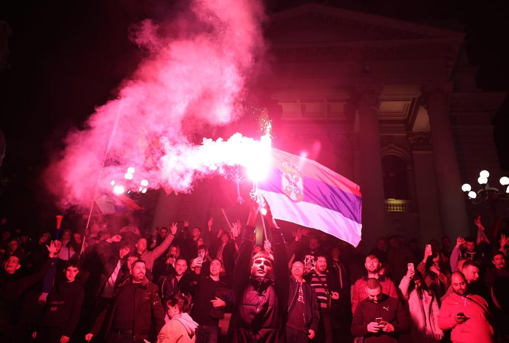 Πάρτι μέχρι το πρωί στη Σερβία για το «τέλος» του Βούτσιτς