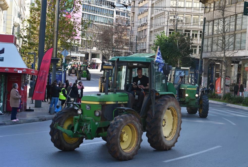 Αποχώρησαν με κόρνες και επευφημίες οι αγρότες με τα τρακτέρ από το Σύνταγμα