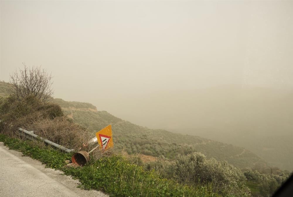 Η αφρικανική σκόνη «έπνιξε» τη χώρα - Εντυπωσιακές εικόνες από Αττική και Κρήτη