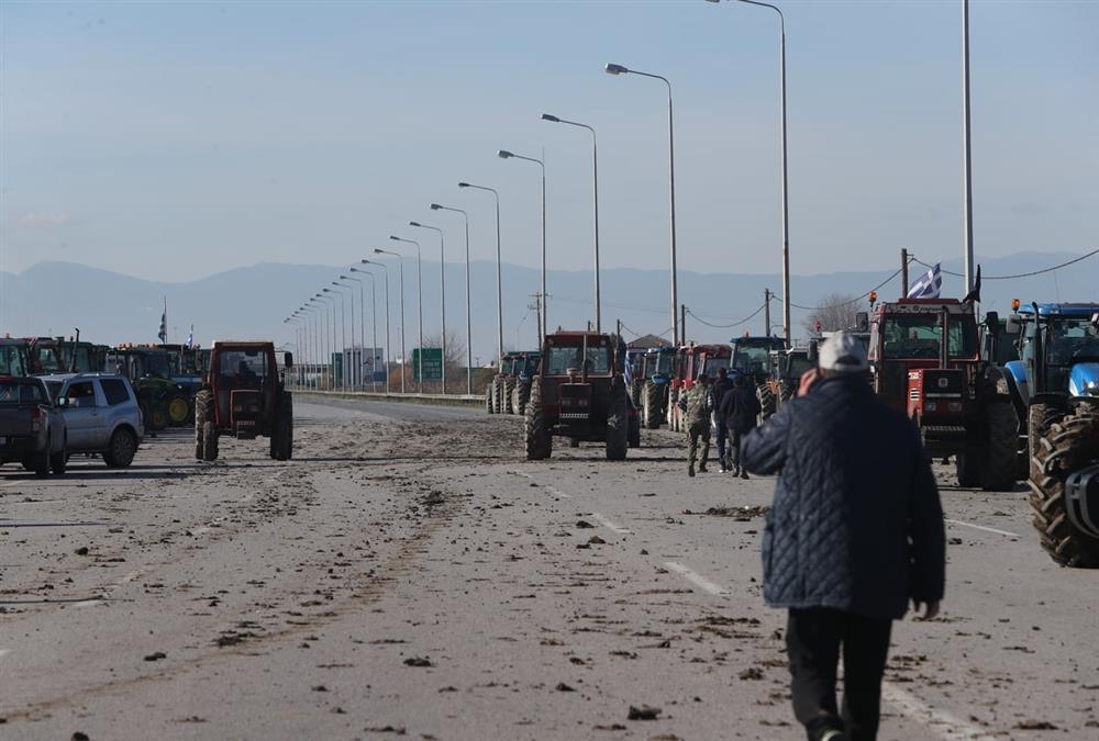 Ενισχυμένα και δυναμικά τα αγροτικά μπλόκα: Αποφασισμένοι οι αγρότες σε όλη τη χώρα