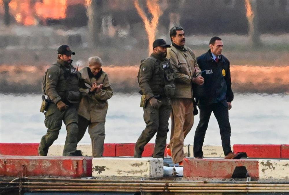 Η κινηματογραφική μεταγωγή του Μαδούρο στο δικαστήριο - Ελικόπτερο, χειροπέδες και πράκτορες της DEA