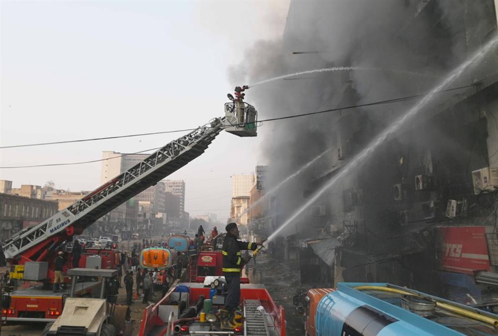 Έξι νεκροί από τεράστια πυρκαγιά σε μεγάλο εμπορικό κέντρο στο Πακιστάν - Εικόνες καταστροφής