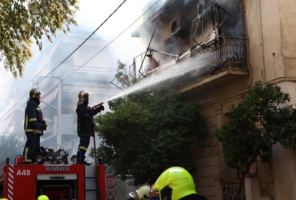 Συγκλονιστικές εικόνες από τη μεγάλη φωτιά σε διώροφο κτίριο στην Καλλιθέα