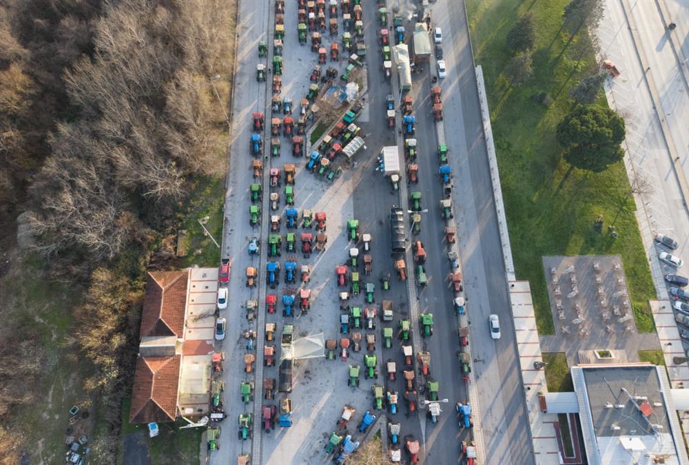 Πολύωροι αποκλεισμοί των αγροτών σε τελωνεία και δρόμους - Γέμισε εκατοντάδες τρακτέρ ο Προμαχώνας