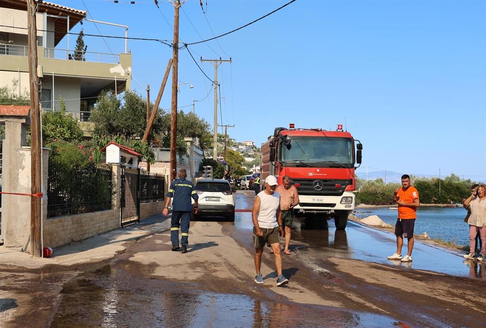 Συγκλονιστικές εικόνες από τη φονική φωτιά στη Σαλαμίνα