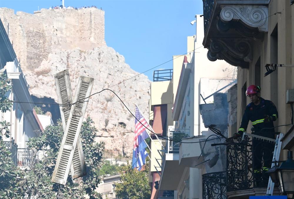 Ισχυρή έκρηξη στην Πλάκα: Κατέρρευσε και τυλίχτηκε στις φλόγες κτίριο στη Λυσικράτους