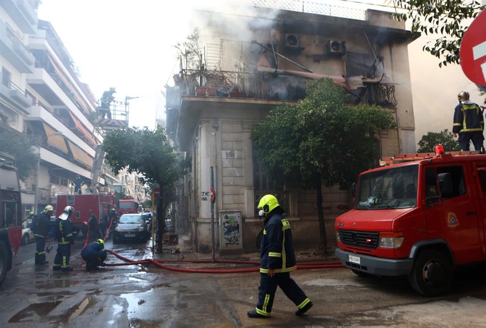 Συγκλονιστικές εικόνες από τη μεγάλη φωτιά σε διώροφο κτίριο στην Καλλιθέα