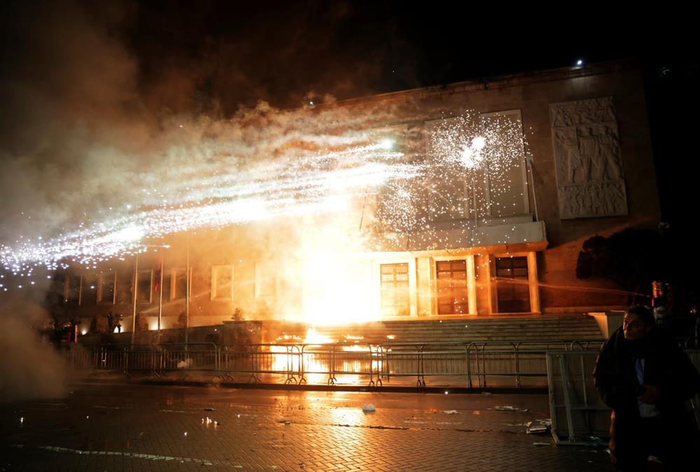 «Πεδίο μάχης» τα Τίρανα: Σοβαρά επεισόδια σε αντικυβερνητική διαδήλωση