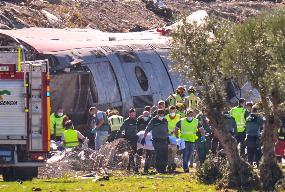 Απέραντη θλίψη στην Ισπανία μετά το πολύνεκρο σιδηροδρομικό δυστύχημα