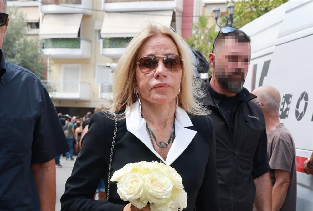 Βαθιά θλίψη στο τελευταίο αντίο στον Γιώργο Μαζωνάκη