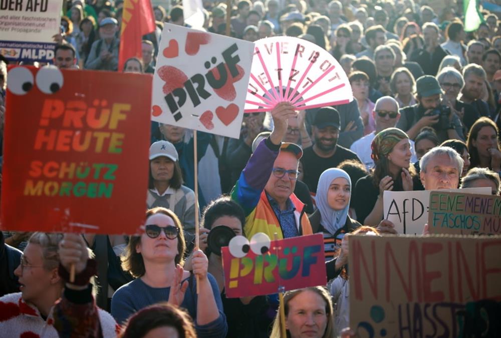 «Σταματήστε το AfD»: Χιλιάδες διαδηλωτές στους δρόμους του Βερολίνου κατά της νίκης της ακροδεξιάς