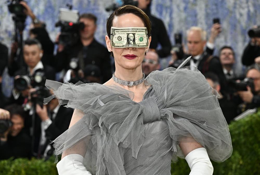 Met Gala 2026: Λάμψη, προκλήσεις και εντυπωσιακές επιστροφές στο κόκκινο χαλί