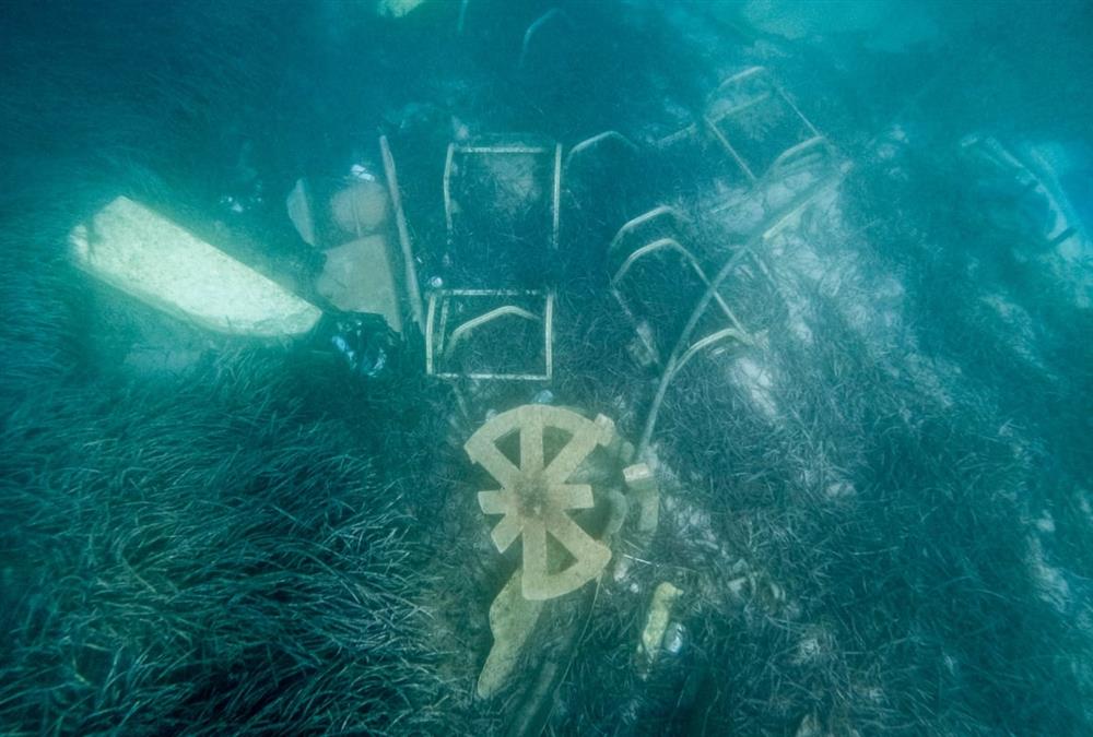 Έκαναν χωματερή τον βυθό της θάλασσας στην Κέρκυρα - Από ξαπλώστρες μέχρι καθίσματα