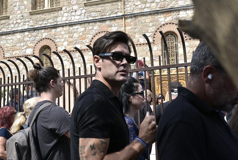 Βαθιά θλίψη στο τελευταίο αντίο στον Γιώργο Μαζωνάκη