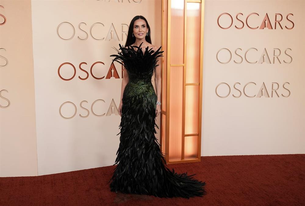 Όσκαρ 2026: Λάμψη, φτερά και couture δημιουργίες στο εντυπωσιακό κόκκινο χαλί