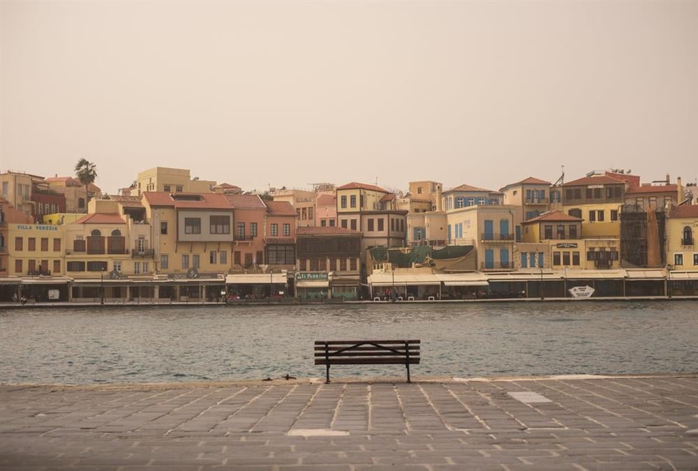 Η αφρικανική σκόνη «έπνιξε» τη χώρα - Εντυπωσιακές εικόνες από Αττική και Κρήτη